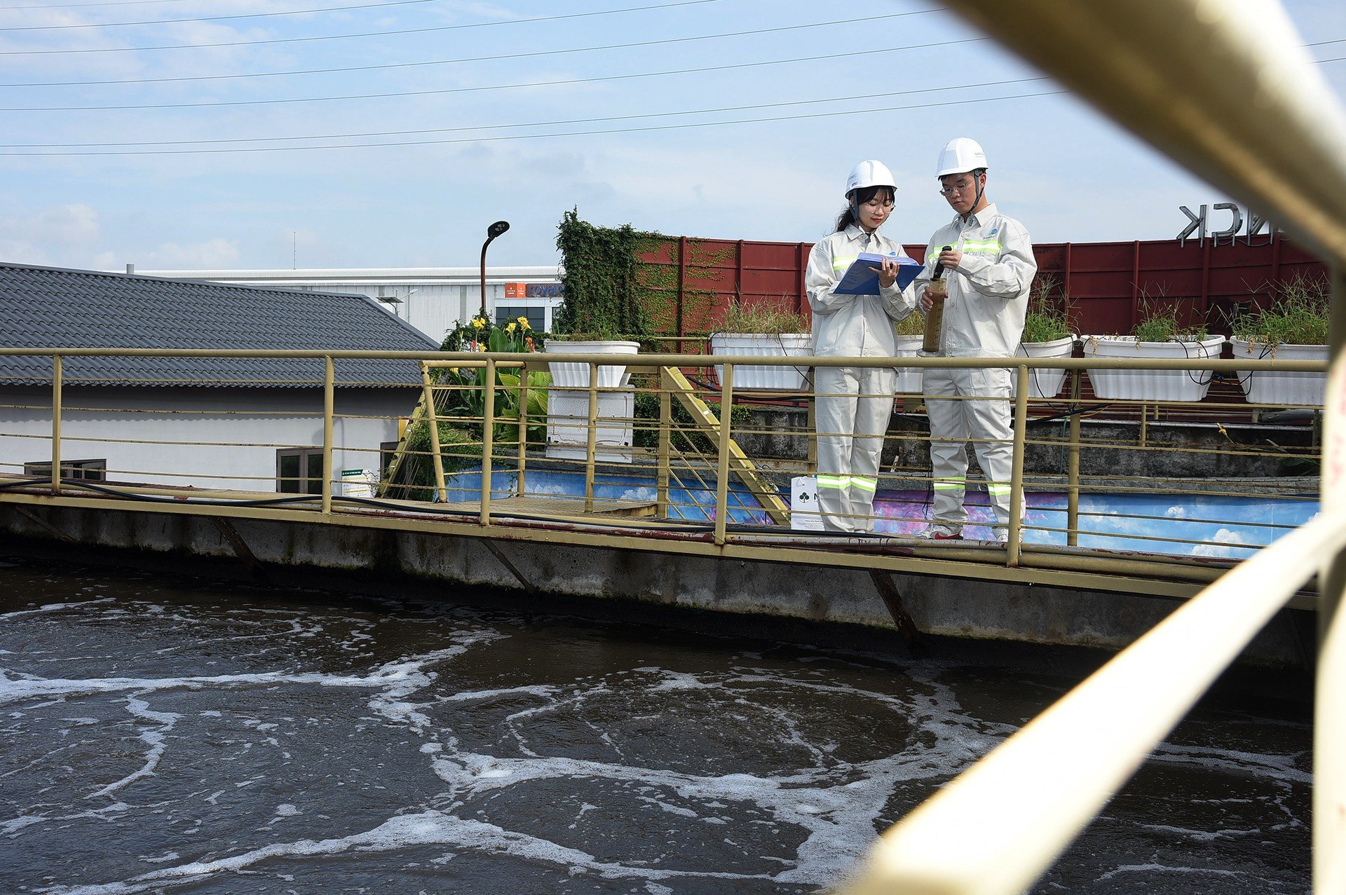 ແຕ່ລະມື້, ພະນັກງານ, ສະມາຊິກພັກໃນສວນອຸດສາຫະ ກຳ ກວດກາຄຸນນະພາບສິ່ງແວດລ້ອມໂດຍກົງແລະຈັດການສິ່ງເສດເຫຼືອ. ລະບົບບໍາບັດນ້ຳເສຍທີ່ທັນສະໄໝຂອງສວນອຸດສາຫະກຳສາມາດປະຕິບັດໄດ້ 2,000m3/ວັນ, ພ້ອມດ້ວຍລະບົບລະບາຍກິ່ນດ້ວຍເຕັກໂນໂລຊີທັນສະໄໝ. 6-dsc-1573.jpg