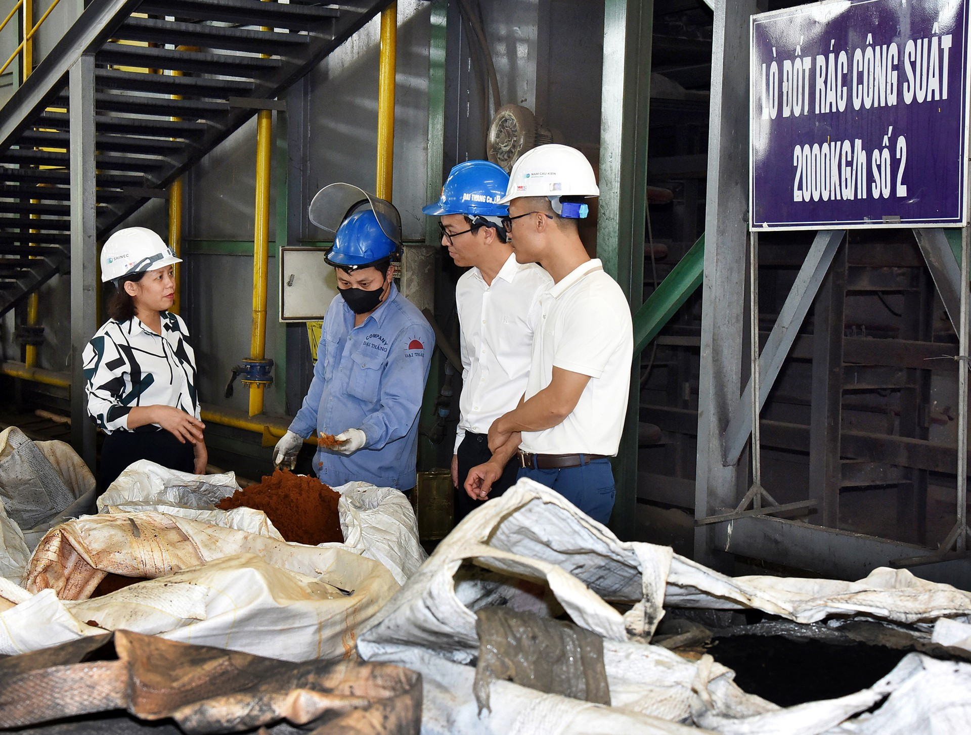 ພາຍໃຕ້ການຊີ້ນຳຂອງຄະນະພັກເຂດສວນອຸດສາຫະກຳ, ມາຮອດປະຈຸບັນ, ຂີ້ເຫຍື້ອໄດ້ຮັບການບຳບັດ 100% ຢູ່ໃນສະຖານທີ່, ໂດຍບໍ່ມີການລະບາຍອອກນອກ. (ໃນພາບ: ເຈົ້າໜ້າທີ່ສວນອຸດສາຫະກັມ ກວດກາຂັ້ນສຸດທ້າຍ ຢູ່ກອງປະຊຸມ ເຕົາເຜົາ ຢູ່ບໍລິສັດ ດ່າວແທ່ງ). 8-dsc-2188.jpg