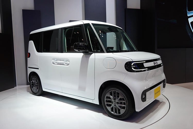ໃນງານ Japan Mobility Show 2025 ທີ່ຈັດຂຶ້ນຢູ່ຍີ່ປຸ່ນ, ຜູ້ຜະລິດລົດຍົນ BYD ຂອງຈີນ ໄດ້ເປີດຕົວລົດຍົນໄຟຟ້າ Racco ຢ່າງເປັນທາງການ, ເປັນຂີດໝາຍບາດກ້າວທຳອິດຂອງບໍລິສັດເຂົ້າສູ່ພາກສ່ວນລົດ kei ໃນຍີ່ປຸ່ນ. 1-8714.jpg