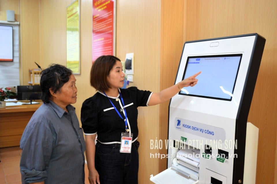 Chuyên viên Trung tâm Phục vụ hành chính công phường Lương Văn Tri hướng dẫn người dân sử dụng Kiosk dịch vụ công