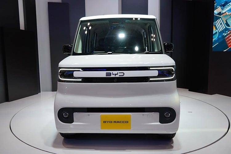 BYD Racco 2026 ມີຄວາມຍາວສູງສຸດ 3,400 ມມ, ກວ້າງ 1,480 ມມ ແລະ ສູງ 2,000 ມມ. ການອອກແບບຕົວເຄື່ອງທີ່ກະທັດຮັດ, ດັງສັ້ນ, ແວ່ນກັນລົມແນວຕັ້ງ, ປະຕູເລື່ອນທັງສອງດ້ານ, ດ້ານຫຼັງເກືອບ perpendicular ແລະການອອກແບບທີ່ປັບແຕ່ງພື້ນທີ່ລວມ. 2-5925.jpg