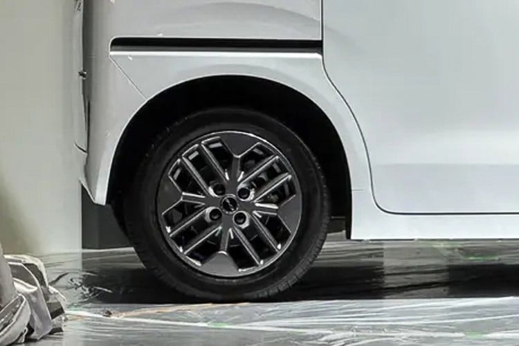 Racco ເປັນແບບສີ່ປະຕູ, ມີສອງປະຕູຫລັງເລື່ອນທີ່ມີລາງລົດໄຟຕັ້ງຢູ່ເທິງໂຄ້ງລໍ້, ລາຍລະອຽດທີ່ຄຸ້ນເຄີຍກັບລົດໃນຕົວເມືອງຂອງຍີ່ປຸ່ນ. ຢູ່ດ້ານຫຼັງ, ໄຟຫຼັງແນວຕັ້ງ, ແວ່ນຫຼັງ ແລະ ປ້າຍທະບຽນລົດທີ່ຕັ້ງຢູ່ໃຈກາງເຮັດໃຫ້ລົດໃຊ້ໄດ້ໜ້ອຍທີ່ສຸດ, ຮູບແບບການໃຊ້ປະໂຫຍດ. 4-8484.jpg