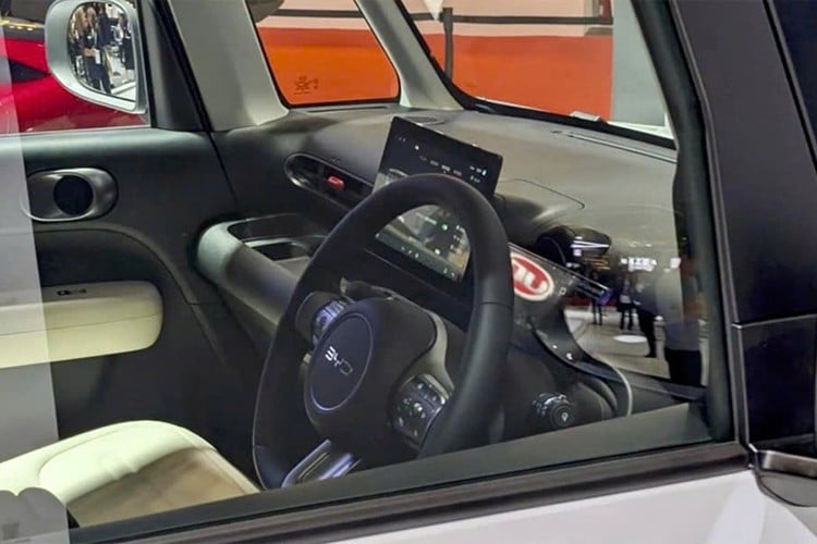 BYD Racco ໄດ້ຖືກຕິດຕັ້ງດ້ວຍລະບົບຂັບເຄື່ອນດ້ວຍໄຟຟ້າຢ່າງເຕັມທີ່, ໂດຍໃຊ້ຫມໍ້ໄຟ 20 kWh, ສໍາລັບໄລຍະການດໍາເນີນງານປະມານ 180 ກິໂລແມັດຕາມມາດຕະຖານ WLTC. ຍານພາຫະນະດັ່ງກ່າວຮອງຮັບການສາກໄຟ DC ໄວເຖິງ 100 kW ແລະລະບົບເຄື່ອງປັບອາກາດປ້ຳຄວາມຮ້ອນ, ຮັບປະກັນການປະຫຍັດພະລັງງານໃນສະພາບອາກາດເຢັນຂອງຍີ່ປຸ່ນ. 6-9385.jpg