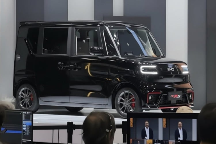 ຮູບລັກສະນະຂອງ BYD Racco ບໍ່ພຽງແຕ່ເປັນຕົວແບບ Kei-Car ທໍາອິດຂອງບໍລິສັດໃນປະເທດຍີ່ປຸ່ນ, ແຕ່ຍັງເປັນບາດກ້າວທ້ອງຖິ່ນທີ່ເລິກເຊິ່ງທີ່ສຸດໃນຍຸດທະສາດຂອງຕົນເພື່ອເອົາຊະນະຕະຫຼາດທີ່ຫຍຸ້ງຍາກນີ້. ຂໍ້ມູນລະອຽດທັງຫມົດກ່ຽວກັບຮູບແບບລົດ, ຈາກຊື່ທາງການ, ສະເພາະດ້ານວິຊາການກັບສະບັບພາຫະນະ, ຈະໄດ້ຮັບການປະກາດໂດຍ BYD ໃນງານວາງສະແດງລົດໂຕກຽວປີ 2025. 8-3837.jpg