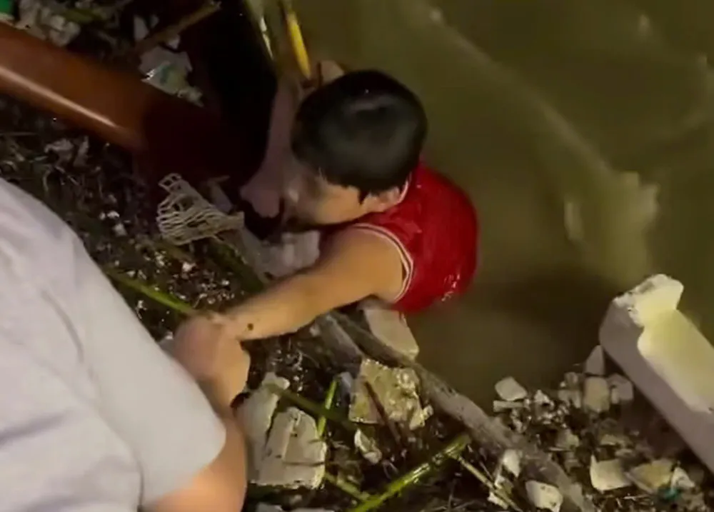 لوگ دریائے ہان پر تیرتے ہوئے ایک لڑکے کو بچانے کے لیے فورسز میں شامل ہو گئے۔