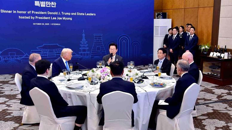 Hoạt động đầu tiên của Chủ tịch nước Lương Cường trong khuôn khổ Tuần lễ cấp cao APEC 2025- Ảnh 2.