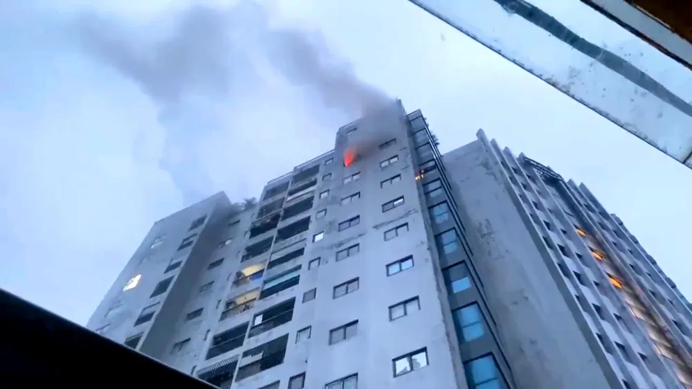 Požár vypukl v bytovém domě.