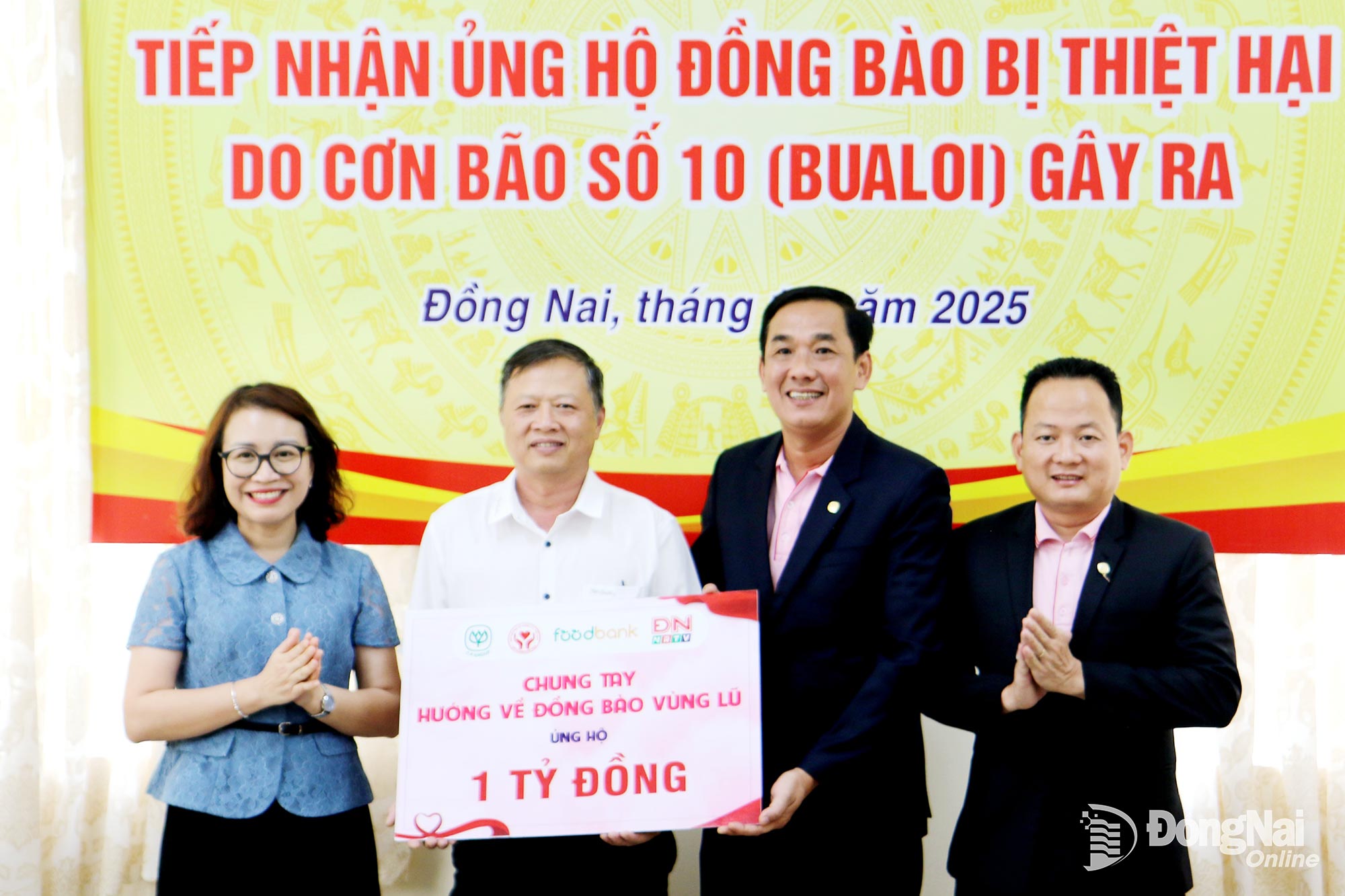 Vicepreședintele Comitetului Frontului Patriei Vietnam din provincie, Nguyen Tan Phu, a primit o plachetă de 1 miliard VND din partea C.P. Vietnam Livestock Company pe acțiuni, conectată prin ziarul, radioul și televiziunea Dong Nai. Fotografie: Van Truyen