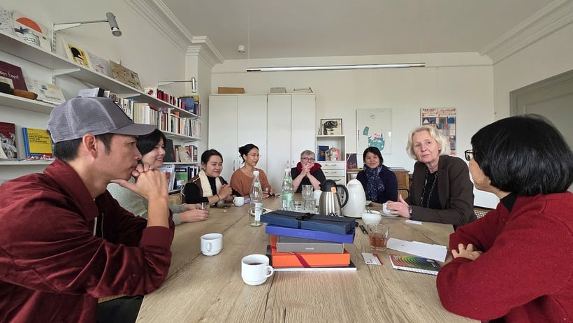Delegatie van Kim Dong Publishing House aan het werk in de Internationale Jeugdbibliotheek. (Foto: beschikbaar gesteld door de uitgeverij)