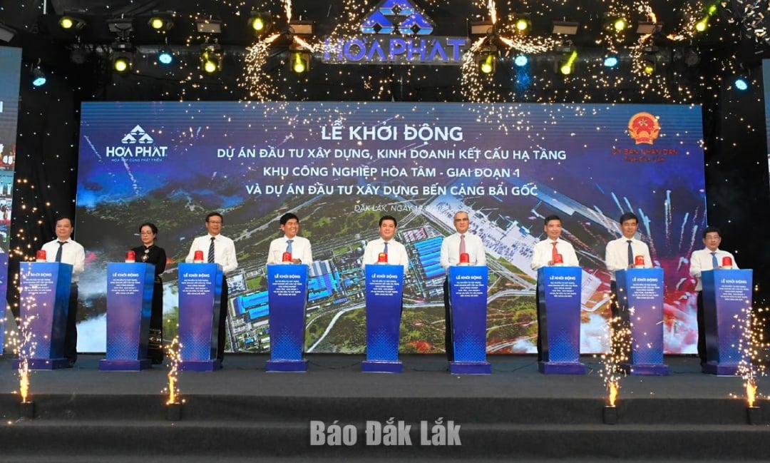 Các dự án hạ tầng chiến lược đang được triển khai giúp Đắk Lắk có cơ hội bứt phá trong thời gian tới. Trong ảnh: Các đồng chí lãnh đạo Trung ương, lãnh đạo tỉnh và nhà đầu tư nhấn nút khởi động các dự án đầu tư xây dựng Khu công nghiệp Hòa Tâm - giai đoạn 1 và cảng Bãi Gốc.