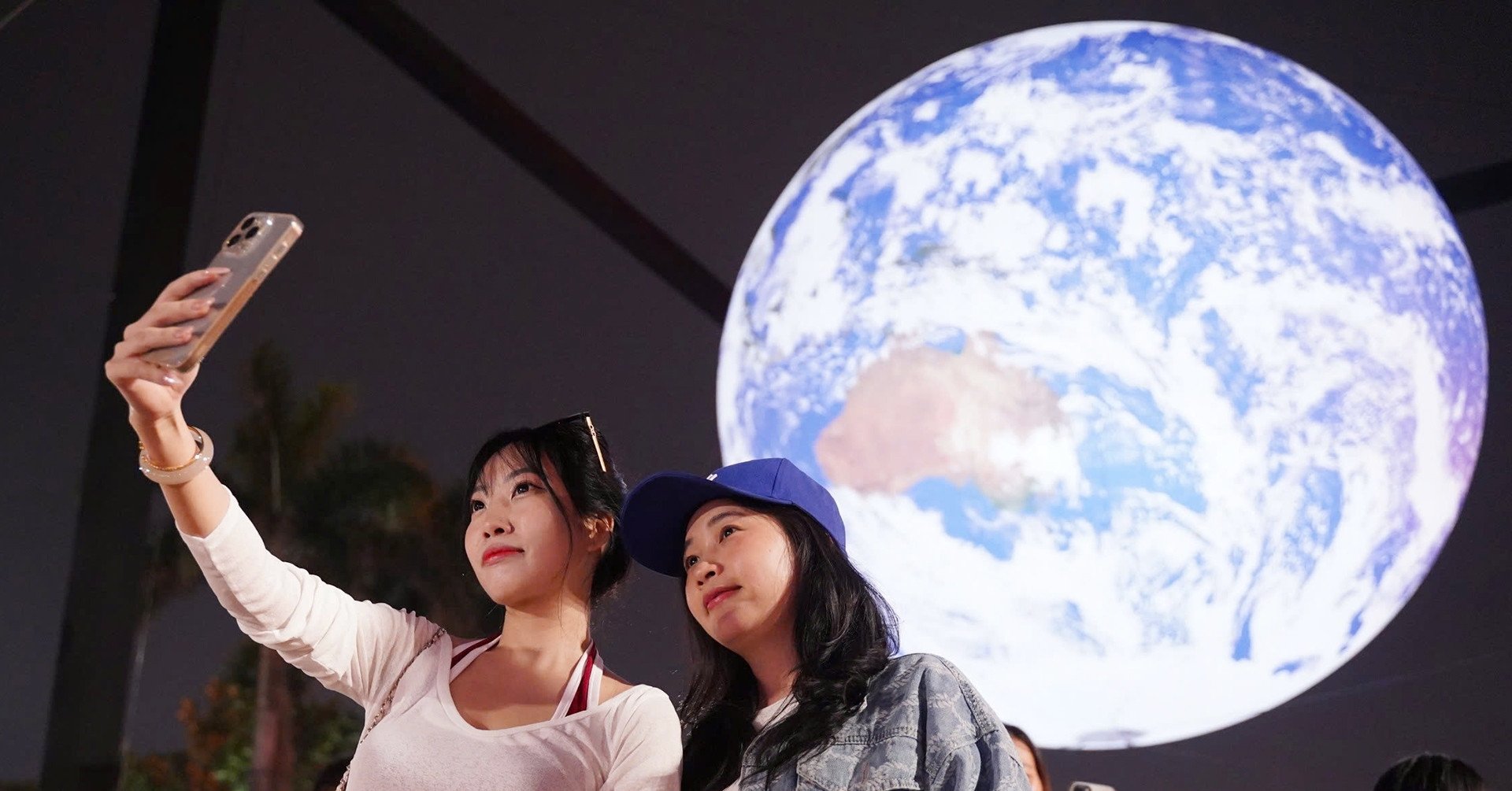 Mô hình Trái Đất lơ lửng bên Hồ Tây, người dân chen chân đến check-in