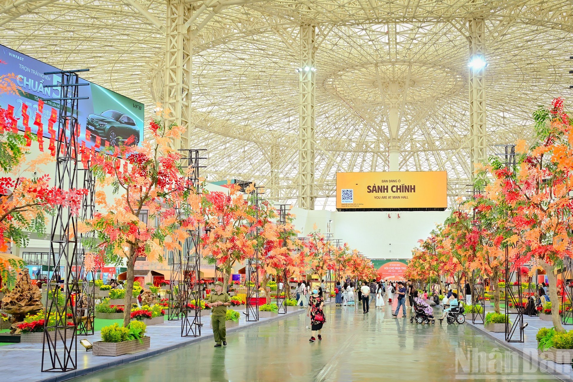 ຈຸດໃຈກາງຂອງງານວາງສະແດງແມ່ນຫໍວາງສະແດງ Kim Quy, ແບ່ງອອກເປັນ 5 ເຂດຍ່ອຍ. ໃນຫ້ອງໂຖງໃຫຍ່, ເຂດ “ລະດູໃບໄມ້ປົ່ງຮ່າໂນ້ຍ” ແມ່ນ “ຫົວໃຈ” ຂອງງານວາງສະແດງ, ໄດ້ສ້າງຄືນໃໝ່ເຂດຄຸ້ມຖະໜົນເກົ່າຮ່າໂນ້ຍ ພາຍໃຕ້ຕຶກ Kim Quy. ndo_br_2.jpg