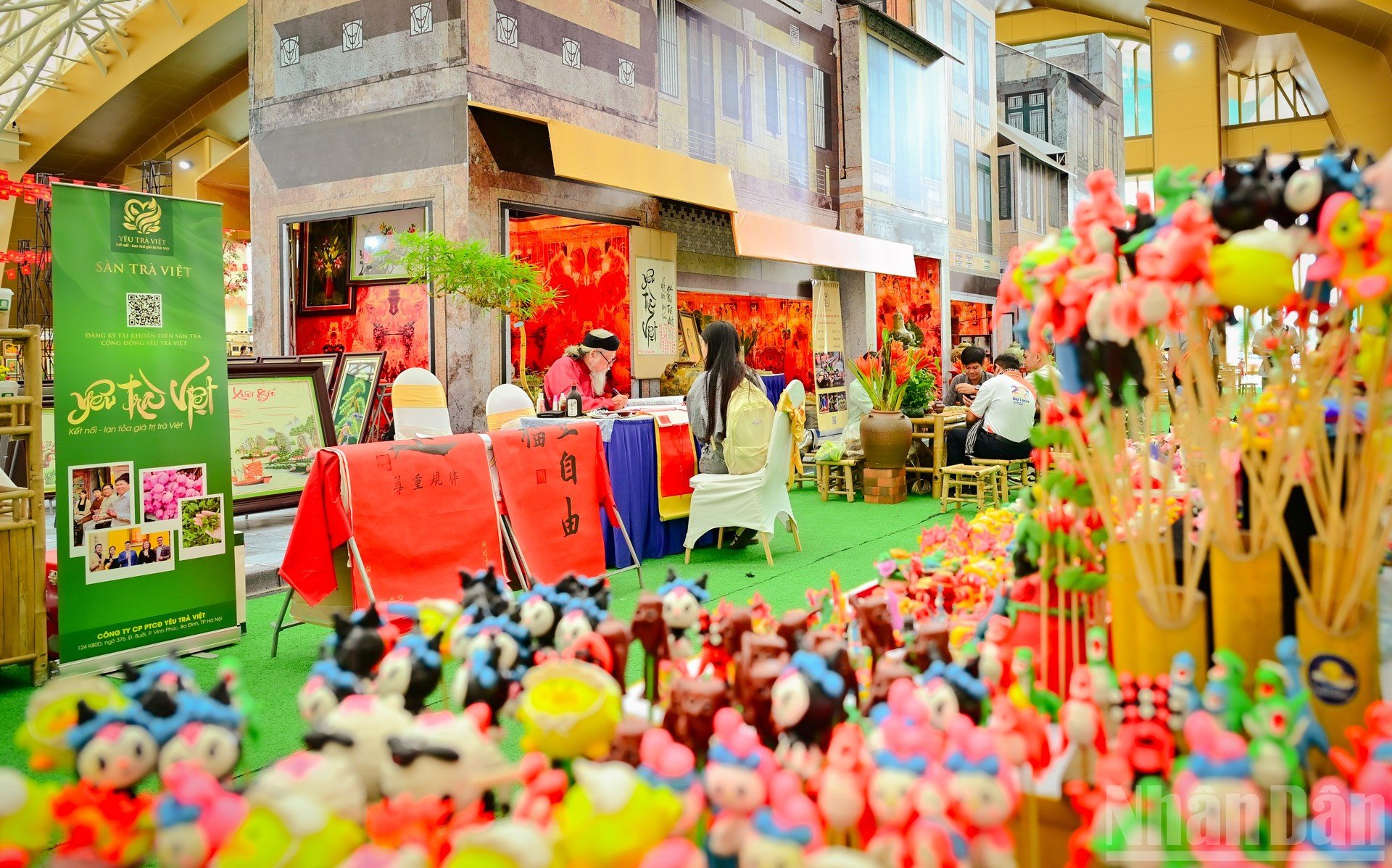 “ຖະໜົນລະດູໃບໄມ້ຫຼົ່ນຮ່າໂນ້ຍ” ໄດ້ກາຍເປັນຈຸດພົ້ນເດັ່ນທີ່ດຶງດູດປະຊາຊົນ ແລະ ນັກທ່ອງທ່ຽວຫຼາຍຄົນມາຢຸດ ແລະ ເຊັກອິນ... ທ່າມກາງທິວທັດສີທອງ ແລະ ບັນຍາກາດລະດູໃບໄມ້ຫຼົ່ນຂອງນະຄອນຫຼວງ. ndo_br_3.jpg