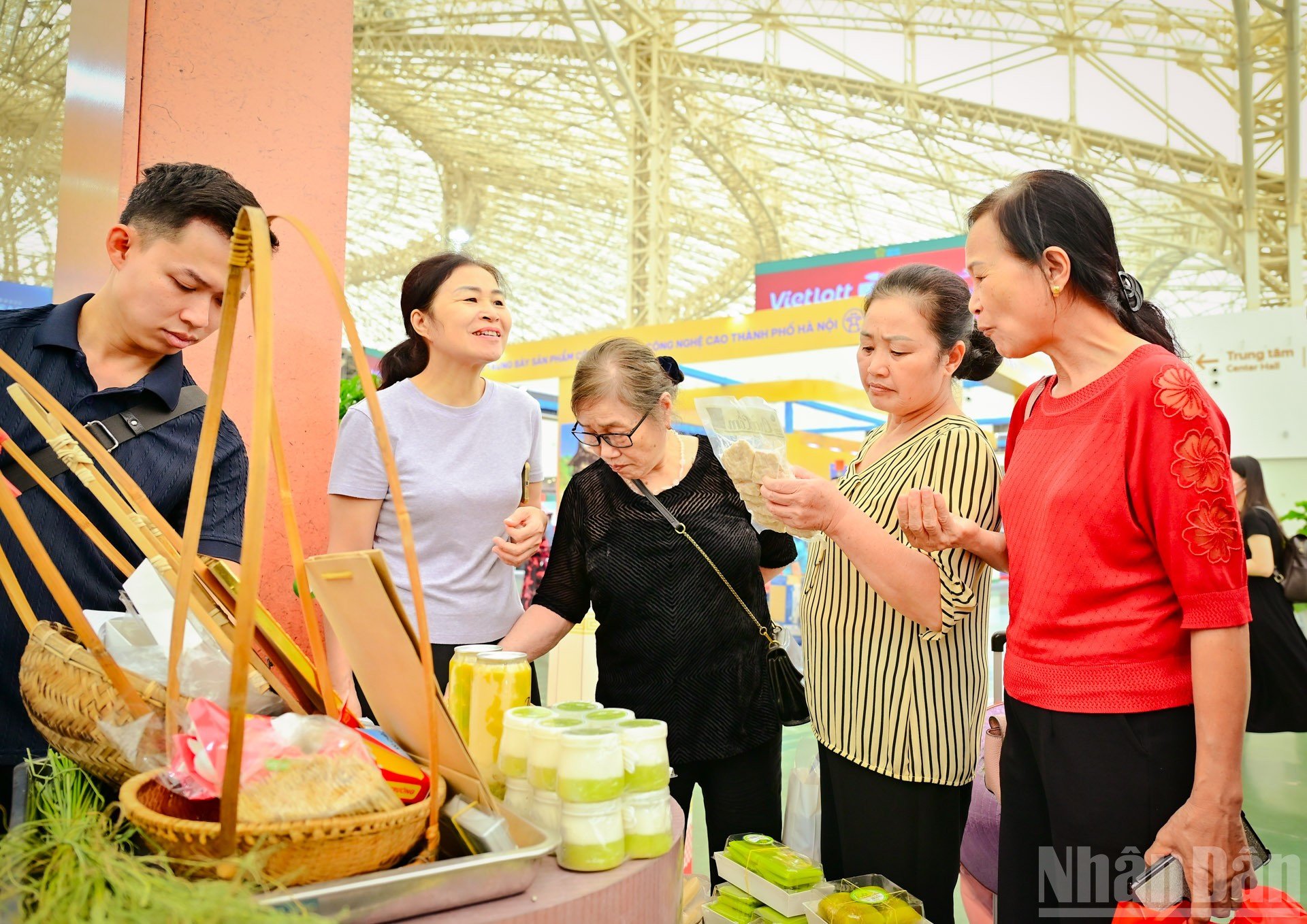 ຜະລິດຕະພັນເຂົ້າຂຽວຕາມທຳມະດາຂອງລະດູໃບໄມ້ປົ່ງຮ່າໂນ້ຍ ໄດ້ດຶງດູດຊາວທ້ອງຖິ່ນ ແລະ ນັກທ່ອງທ່ຽວ. ndo_br_4.jpg