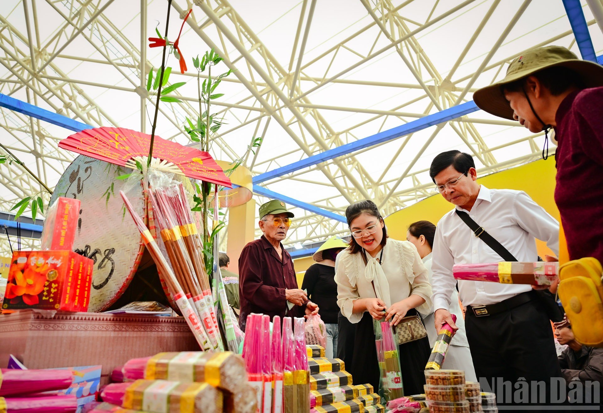 ບັນດາຜະລິດຕະພັນ OCOP ຢູ່ໃນຊ່ອງໂຄສະນາ ແລະ ແນະນຳບັນດາຜະລິດຕະພັນອຸດສາຫະກຳ - ການຄ້າສະເພາະຂອງຮ່າໂນ້ຍ ປີ 2025 ດຶງດູດນັກທ່ອງທ່ຽວເປັນຈຳນວນຫຼວງຫຼາຍ. ndo_br_5.jpg