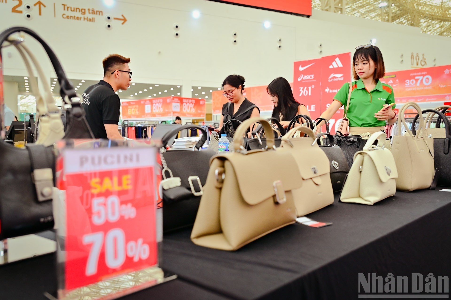 ຮ້ານຂາຍເຄື່ອງແຟຊັນໄດ້ດຶງດູດນັກທ່ອງທ່ຽວເປັນຈຳນວນຫຼວງຫຼາຍ. ຕາມການສຳຫຼວດແລ້ວ, ມີບັນດາຜະລິດຕະພັນທີ່ມີສ່ວນຫຼຸດເກືອບ 2 ລ້ານດົ່ງ/ລາຍການ ເມື່ອທຽບໃສ່ບັນດາລາຄາລະບຸໄວ້. ndo_br_7.jpg