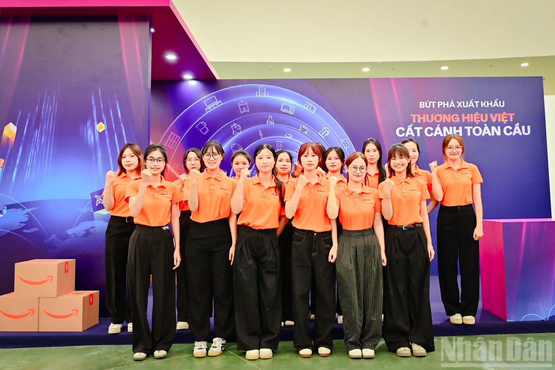 ງານວາງສະແດງ “ຄຸນຄ່າວັດທະນະທຳຫວຽດນາມ” ເປີດກ້ວາງການຄ້າສາກົນ. ບູດ Amazon ໄດ້ດຶງດູດນັກທຸລະກິດພາຍໃນປະເທດຈໍານວນຫຼາຍເພື່ອຮຽນຮູ້ວິທີການນໍາຜະລິດຕະພັນຂອງພວກເຂົາອອກສູ່ຕະຫຼາດໂລກ, ເຜີຍແຜ່ຈິດໃຈຂອງ  ndo_br_10.jpg