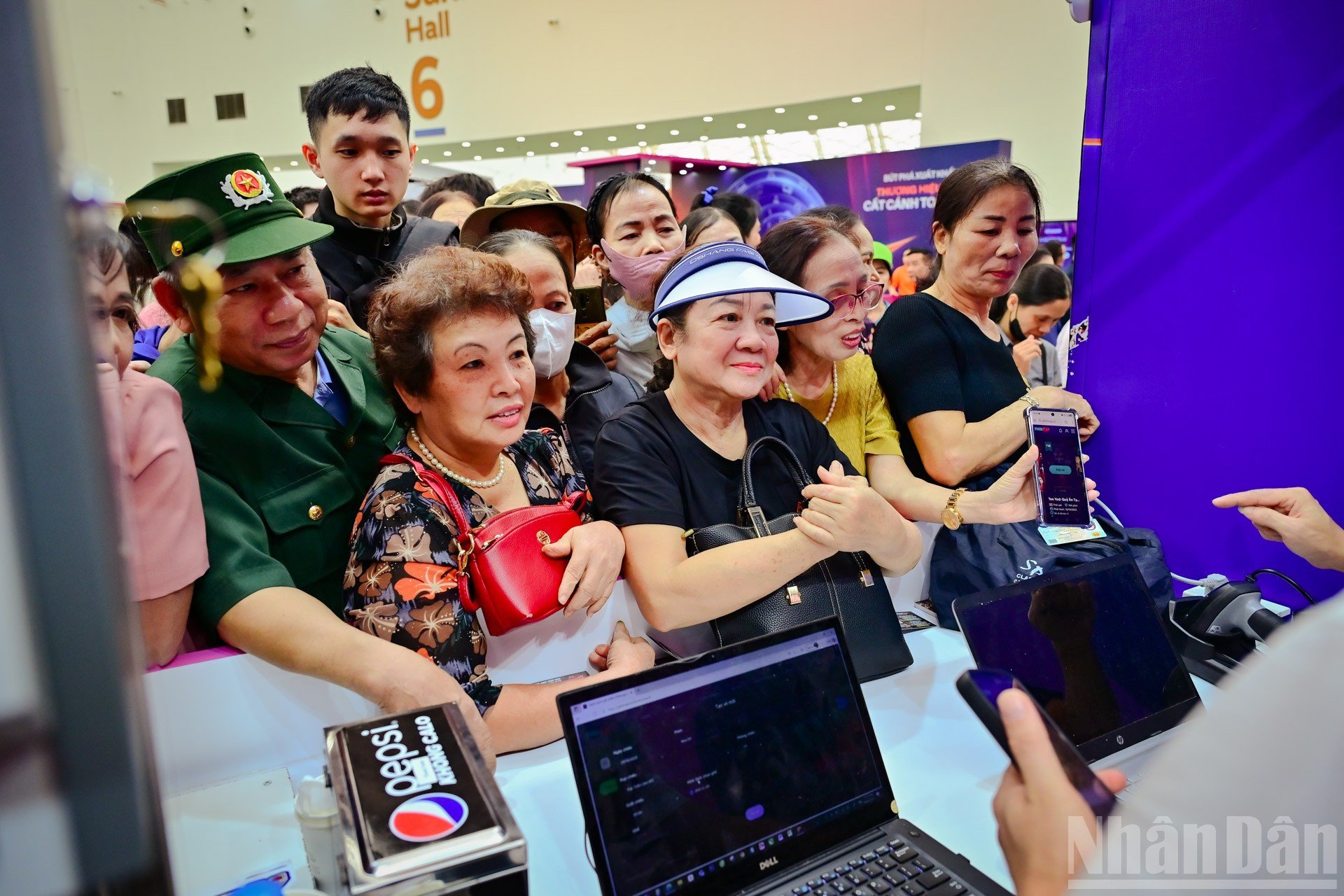 ກິດຈະກຳທີ່ດຶງດູດຄົນເຂົ້າມາຊົມເປັນຈຳນວນຫຼວງຫຼາຍແມ່ນການສາຍຮູບເງົາສອງເລື່ອງ, ຝົນແດງ ແລະ ຄວາມຕາຍໃນທ້ອງຟ້າ. ຄົນແຖວຍາວລໍຖ້າຮັບປີ້. ndo_br_11.jpg