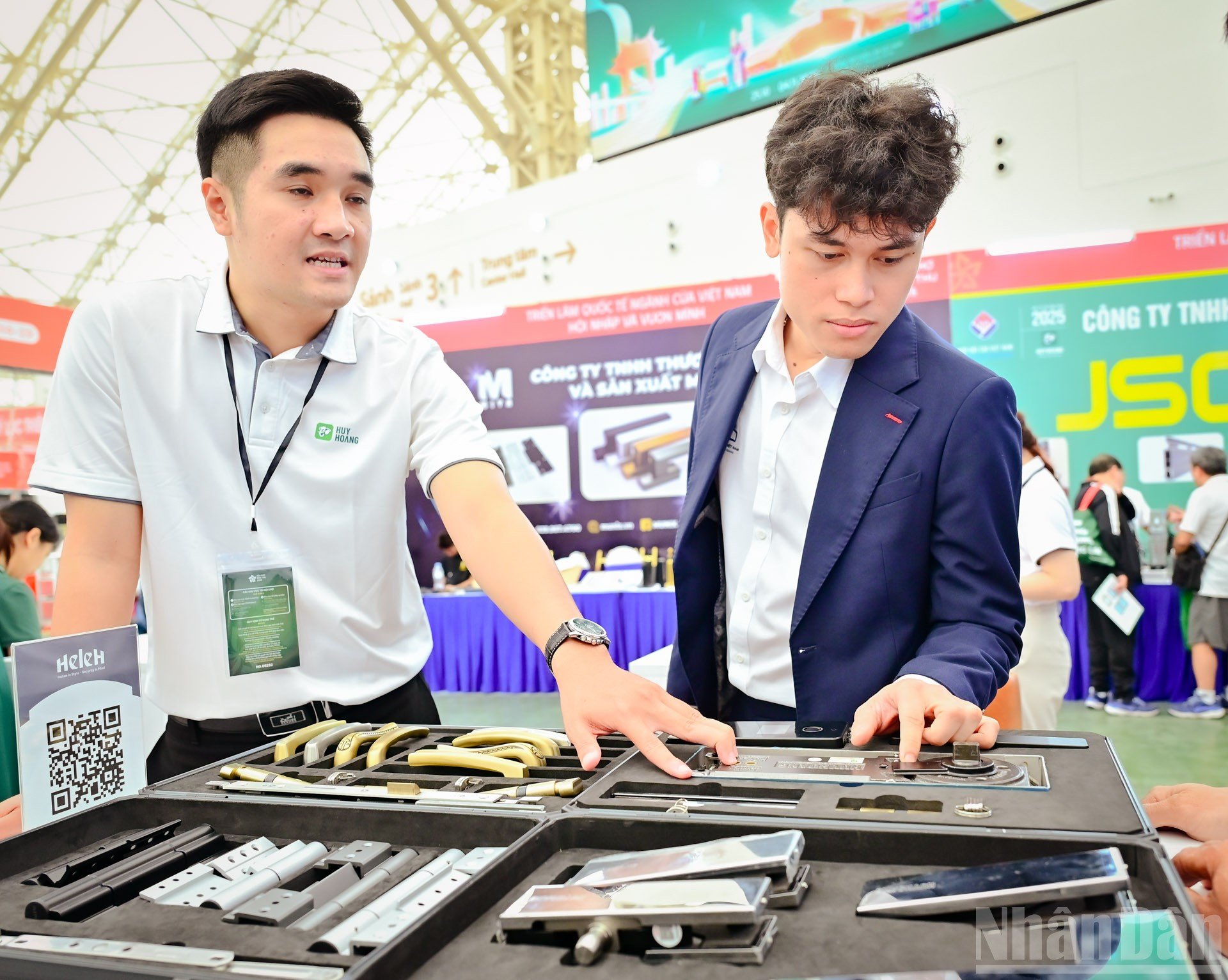 ເຂດ “Thu Thinh Vuong” (Hall 1-2) ເຕົ້າໂຮມບັນດາວິສາຫະກິດຂະໜາດໃຫຍ່, ແນະນຳເຕັກໂນໂລຢີທີ່ທັນສະໄໝ, ຜະລິດຕະພັນອຸດສາຫະກຳ ແລະ ແກ້ໄຂພະລັງງານ. ndo_br_hcmt-28.jpg