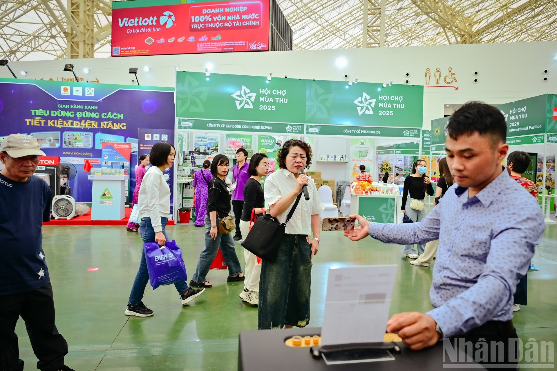 ຢູ່ຫຼາຍບູດ, ລູກຄ້າສາມາດສໍາຜັດກັບຜະລິດຕະພັນໂດຍກົງກ່ອນທີ່ຈະຊື້. ndo_br_12.jpg