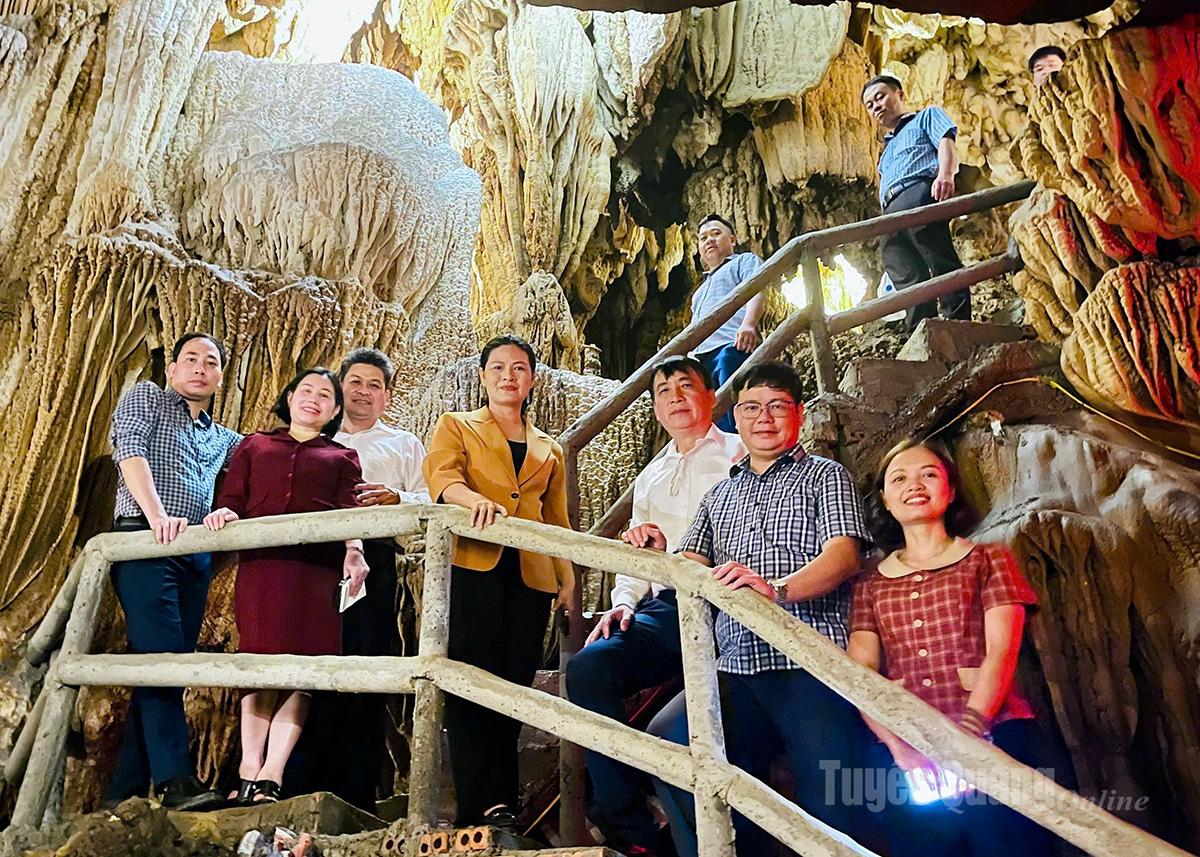 Delegationen undersökte och besökte Tham Luong-grottans ekoturismområde.
