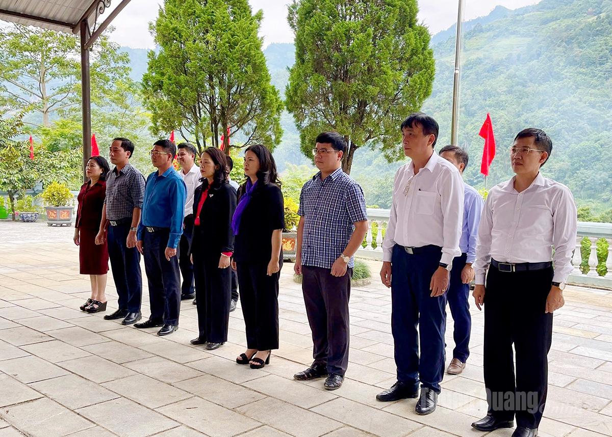 Undersökningsdelegationen offrade rökelse vid monumentet över martyrerna i Minh Tan-kommunen.