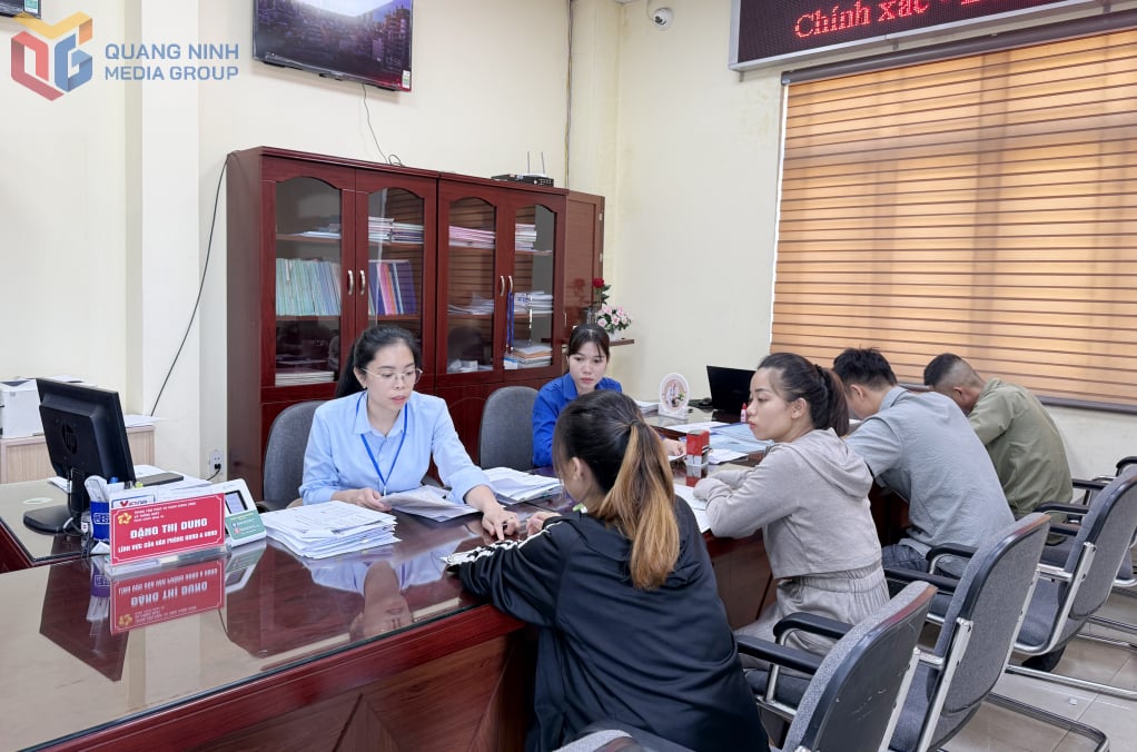 Pracownicy administracyjni gminy Thong Nhat