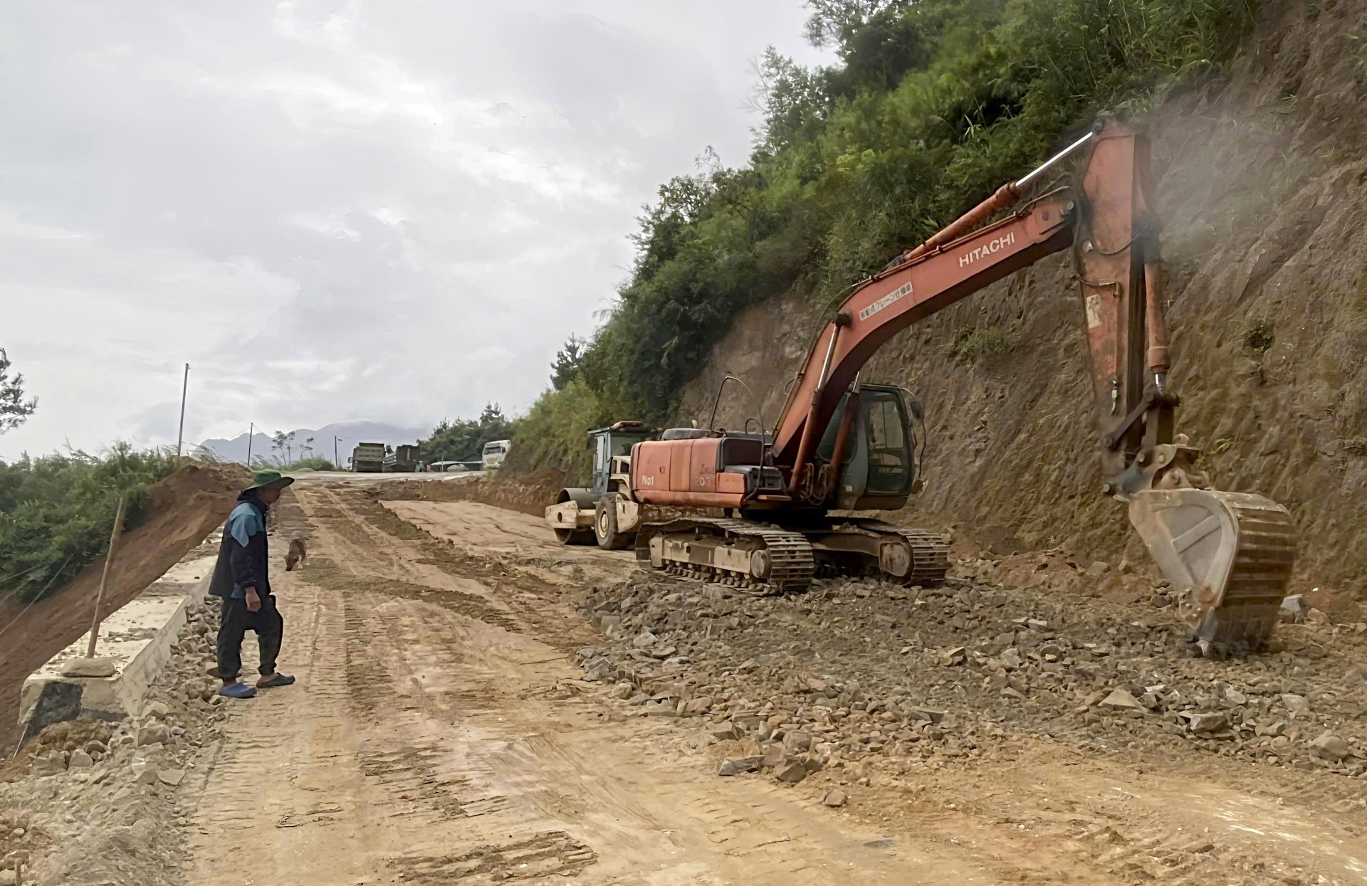A construção da estrada que liga Lai Chau à rodovia Noi Bai - Lao Cai, passando pela comuna de Muong Than, está sendo acelerada. Tuyến đường nối Lai Châu với cao tốc Nội Bài - Lào Cai qua xã Mường Than đang được đẩy nhanh thi công.