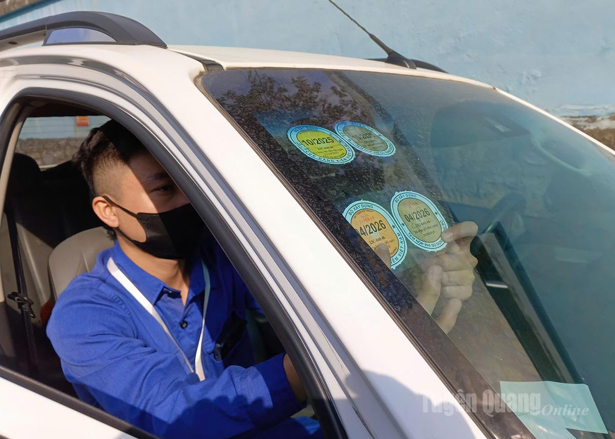 Hiện tại, chưa có bất kỳ văn bản hoặc quy định nào về việc thay đổi tem kiểm định phương tiện xe cơ giới.