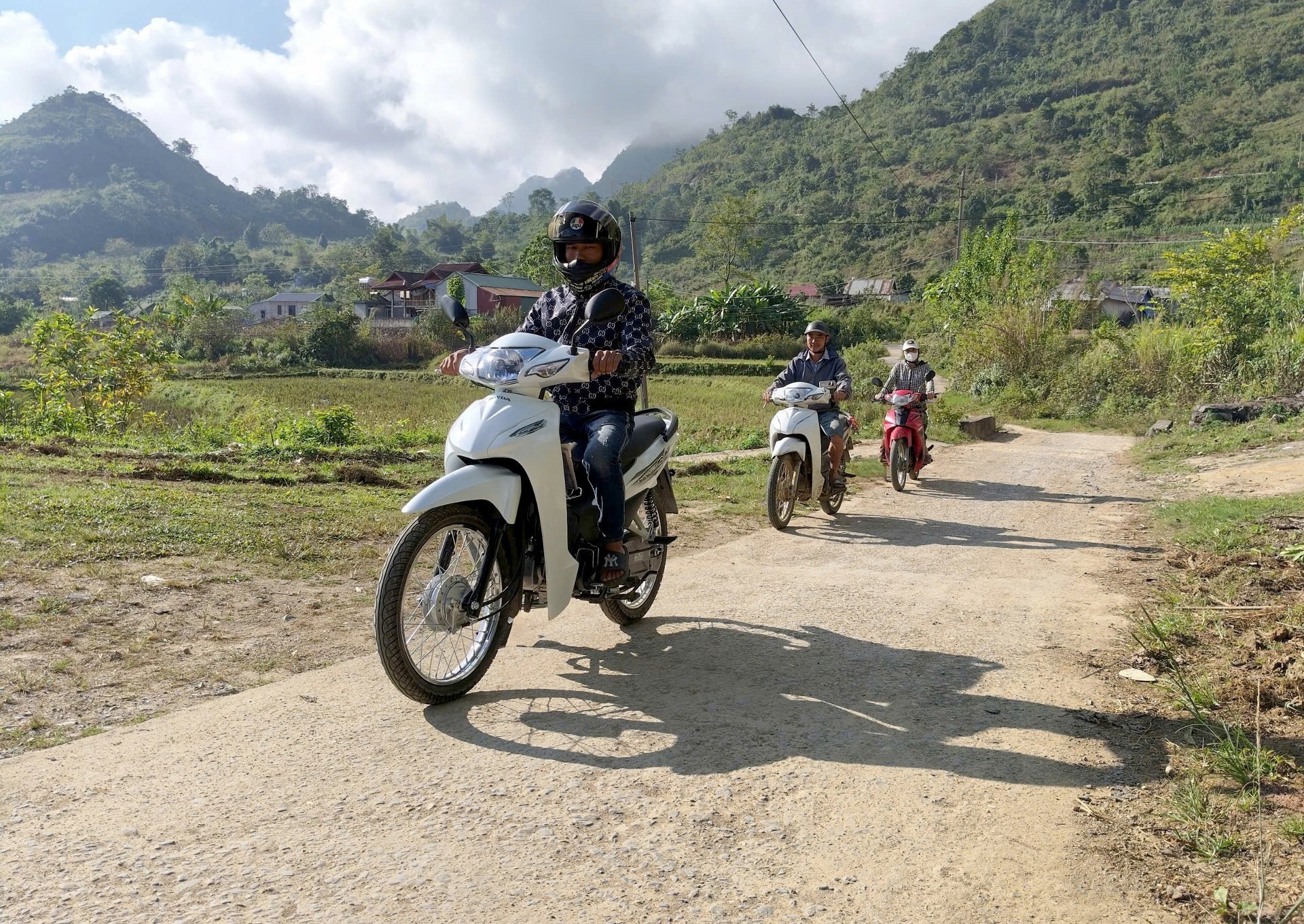 Muitas vias de tráfego interno na província foram construídas de forma espaçosa e limpa para atender às necessidades de deslocamento da população. Nhiều tuyến đường giao thông nội bản trên địa bàn tỉnh được xây dựng khang trang, sạch đẹp đáp ứng nhu cầu đi lại của nhân dân.