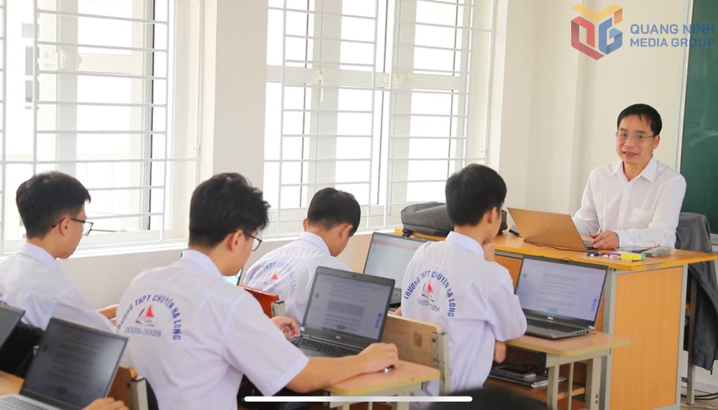 Учні середньої школи для обдарованих дітей Ха Лонг беруть участь в онлайн-конкурсі «Вивчення законів про порядок та безпеку дорожнього руху у 2025 році».