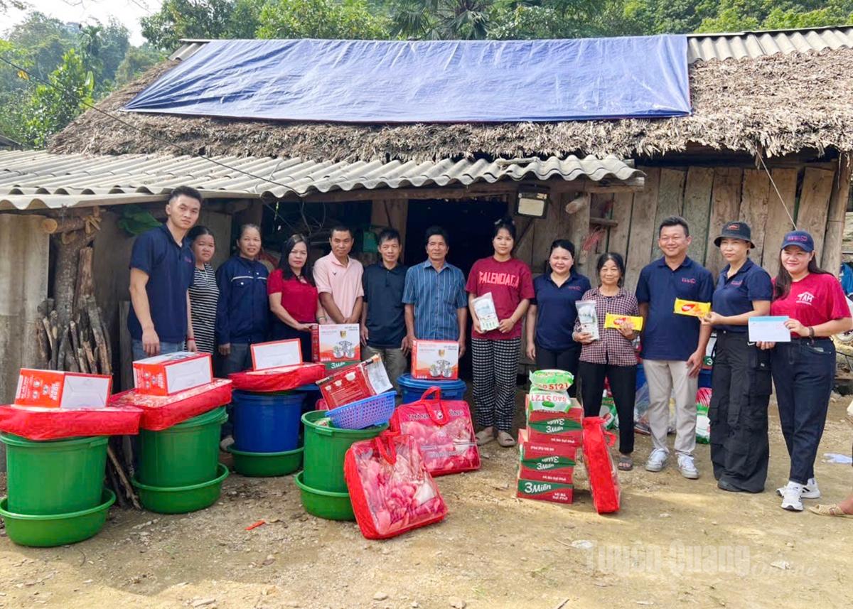 Trạm cứu hộ trái tim, thành phố Hà Nội trao quà cho người dân thôn Khuổi Khít, xã Kiến Thiết.