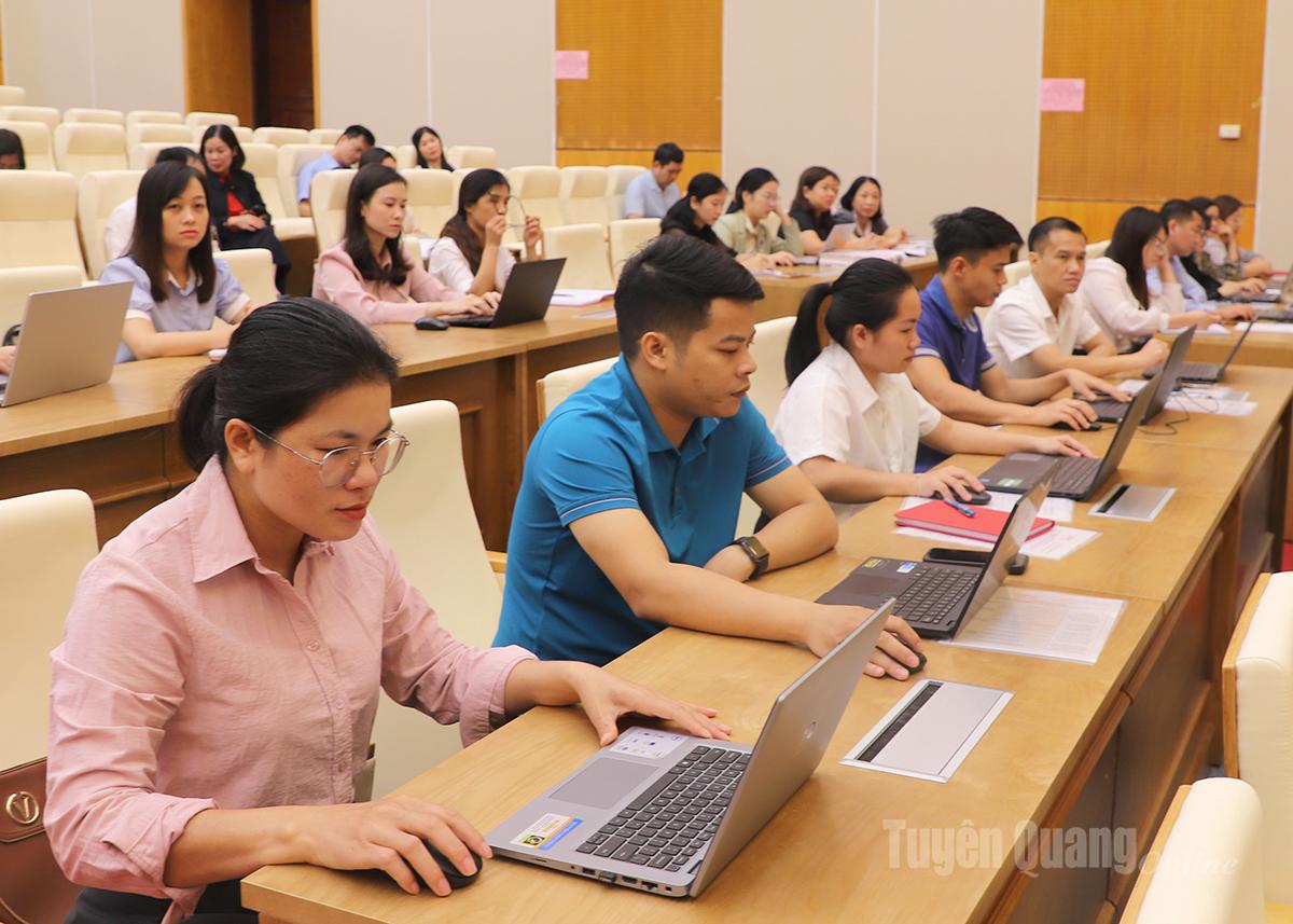 Các học viên thực hành chỉnh lý, số hóa tài liệu trên máy tính.