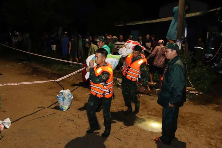 Pasukan Divisi 315 bekerja semalaman untuk memperkuat tanggul laut An Luong, Da Nang - Foto 2. Lực lượng Sư đoàn 315 xuyên đêm gia cố tuyến kè biển An Lương, Đà Nẵng- Ảnh 2.
