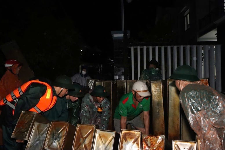 Pasukan Divisi 315 bekerja semalaman untuk memperkuat tanggul laut An Luong, Da Nang - Foto 4. Lực lượng Sư đoàn 315 xuyên đêm gia cố tuyến kè biển An Lương, Đà Nẵng- Ảnh 4.