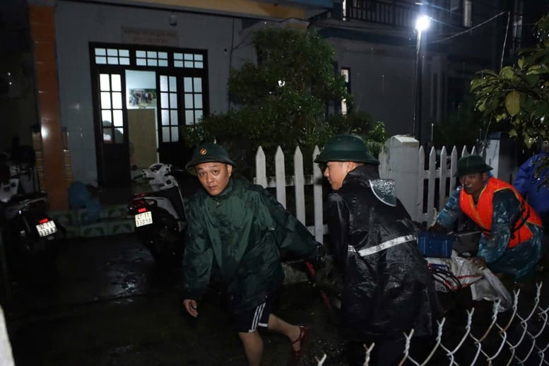 Pasukan Divisi 315 bekerja semalaman untuk memperkuat tanggul laut An Luong, Da Nang - Foto 5. Lực lượng Sư đoàn 315 xuyên đêm gia cố tuyến kè biển An Lương, Đà Nẵng- Ảnh 5.