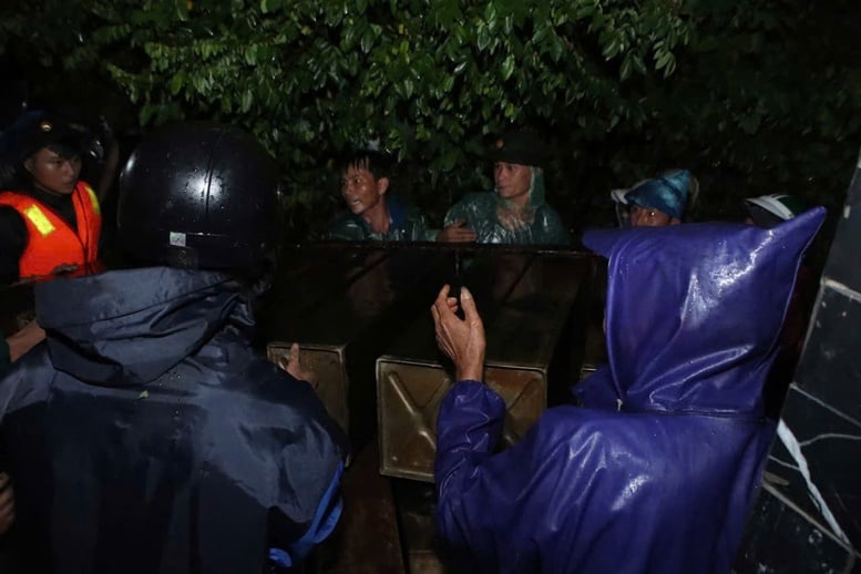 Pasukan Divisi 315 bekerja semalaman untuk memperkuat tanggul laut An Luong, Da Nang - Foto 6. Lực lượng Sư đoàn 315 xuyên đêm gia cố tuyến kè biển An Lương, Đà Nẵng- Ảnh 6.