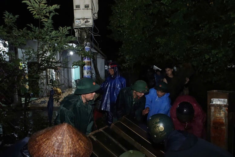 Pasukan Divisi 315 bekerja semalaman untuk memperkuat tanggul laut An Luong, Da Nang - Foto 7. Lực lượng Sư đoàn 315 xuyên đêm gia cố tuyến kè biển An Lương, Đà Nẵng- Ảnh 7.