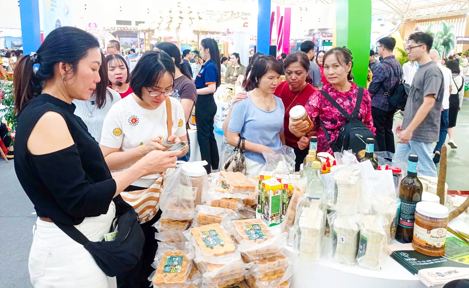 An Giang participa da Feira de Outono em Hanói.