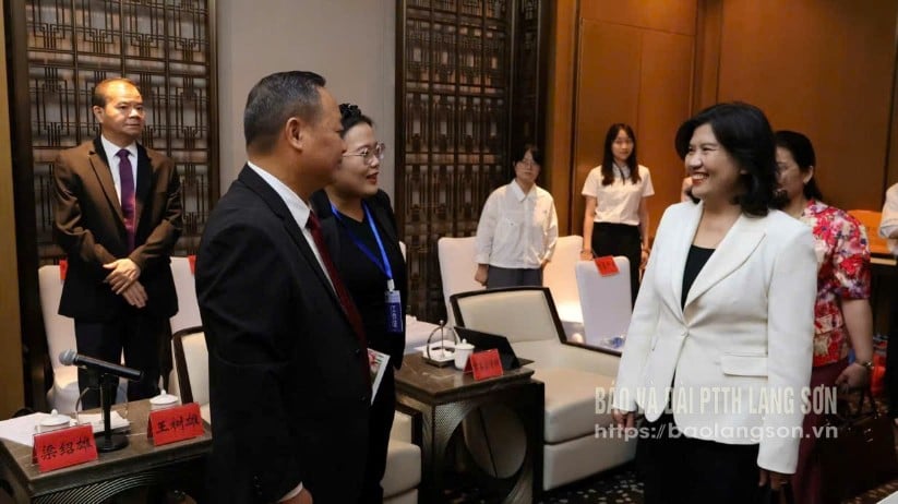 ថ្នាក់ដឹកនាំនៃនាយកដ្ឋានកិច្ចការបរទេសខេត្ត Lang Son បានផ្លាស់ប្តូរនៅខាងក្រៅជាមួយថ្នាក់ដឹកនាំរដ្ឋាភិបាលទីក្រុង Van Phu ខេត្ត Guangdong ប្រទេសចិន ក្នុងសន្និសីទសហប្រតិបត្តិការឧស្សាហកម្មចិន - RCEP លើកទី៣។