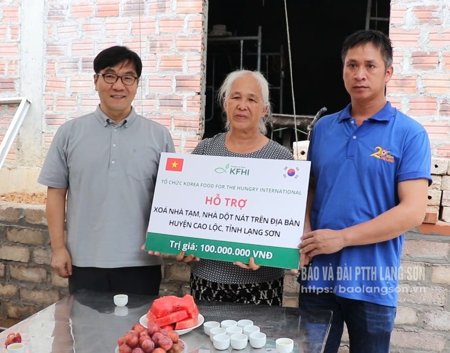 តំណាងក្រុមហ៊ុន KFHI កូរ៉េ (ឆ្វេង) បង្ហាញថវិកាឧបត្ថម្ភដល់ប្រជាពលរដ្ឋក្នុងវួដ Ky Lua ក្នុងការរុះរើផ្ទះបណ្តោះអាសន្ន និងខូចខាត។