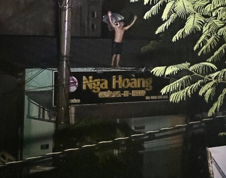 Egy férfi képe, amelyen felemeli a kezét, hogy segítséget kérjen terhes feleségének biztonságba juttatásához, megindította az online közösséget.