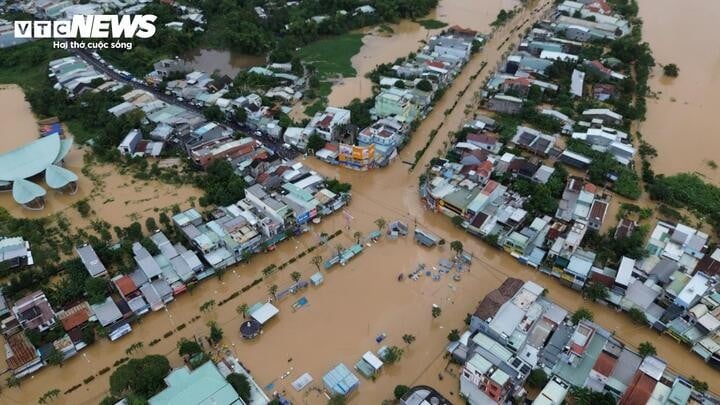 Az árvizek miatt több tízezer ház került víz alá Da Nangban.