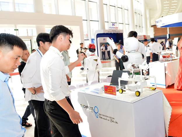 Young people in the city are excited to test simulation technology at the exhibition area of TECHFEST Hai Phong 2025. Photo: Phan Tuan.
