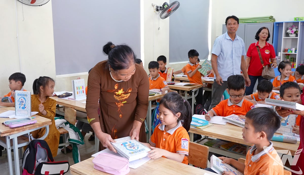 Filantroper från Tay Coc-kommunen (Phu Tho-provinsen) donerade 5 600 anteckningsböcker till elever på Nui Voi Primary School