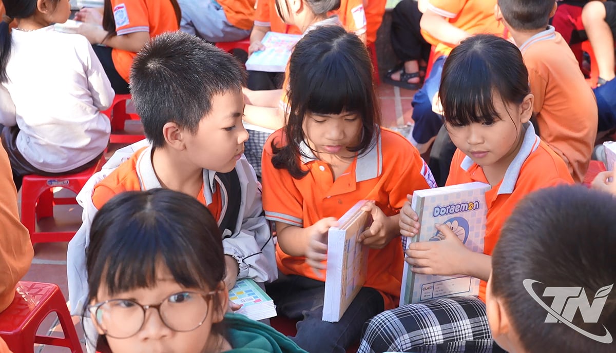 Elevernas glädje när de får presenter.