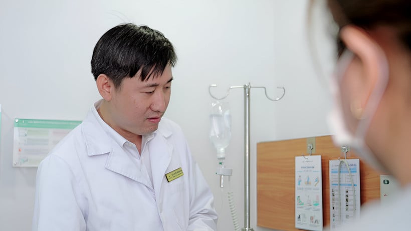 Mästare, specialist II Läkare Nguyen Tran Quang Sang undersöker hälsan hos ett barnpatient före operation.