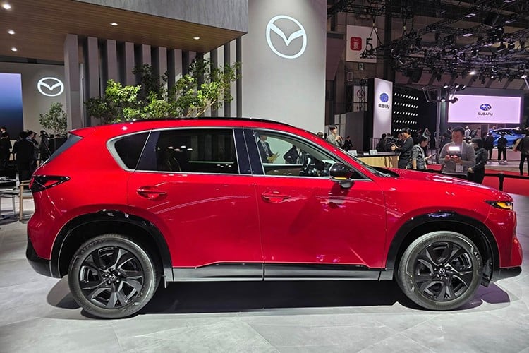 ເມື່ອປຽບທຽບກັບລຸ້ນກ່ອນ, 2026 Mazda CX-5 ມີລັກສະນະສະຫງ່າງາມ ແລະທັນສະໄໝກວ່າ, ສະທ້ອນໃຫ້ເຫັນເຖິງທິດທາງການອອກແບບ  4-9919.jpg