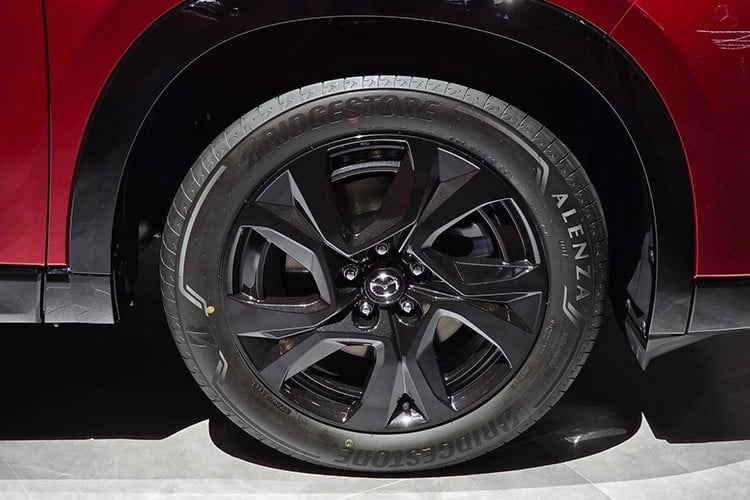 ການປ່ຽນແປງຂອງຂະຫນາດບໍ່ພຽງແຕ່ເຮັດໃຫ້ລົດໂດຍລວມປະທັບໃຈຫຼາຍ, ແຕ່ຍັງປັບປຸງພື້ນທີ່ພາຍໃນຢ່າງຫຼວງຫຼາຍ, ໂດຍສະເພາະພື້ນທີ່ບ່ອນນັ່ງຫລັງ. ຜູ້ໂດຍສານເພີດເພີນກັບຫ້ອງຂາທີ່ກວ້າງຂວາງ ແລະມີຄວາມຮູ້ສຶກສະດວກສະບາຍກວ່າເມື່ອເດີນທາງໄກ. 6-9582.jpg