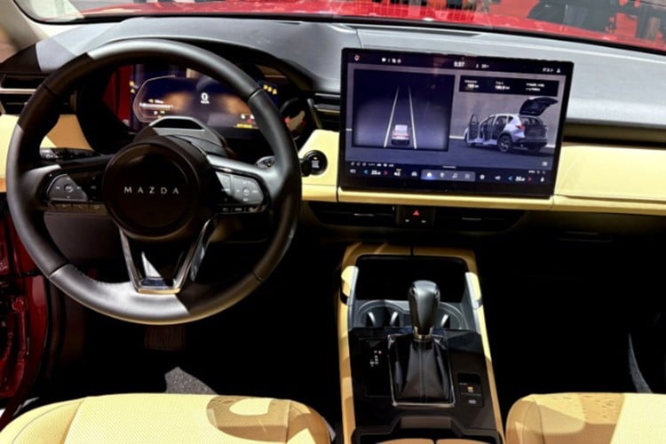 ພາຍໃນຫ້ອງໂດຍສານຂອງ Mazda CX-5 ປີ 2026 ສະແດງໃຫ້ເຫັນການຫັນປ່ຽນໄປສູ່ແບບ minimalist, ທັນສະໄຫມຢ່າງຊັດເຈນ. ສູນກາງຂອງ dashboard ແມ່ນຫນ້າຈໍສໍາຜັດຂະຫນາດໃຫຍ່ 15.6 ນິ້ວ, ປະສົມປະສານກັບລະບົບຄວາມບັນເທີງຫລ້າສຸດທີ່ສະຫນັບສະຫນູນ Apple CarPlay ແບບໄຮ້ສາຍແລະການເຊື່ອມຕໍ່ Android Auto. 8-9569.jpg